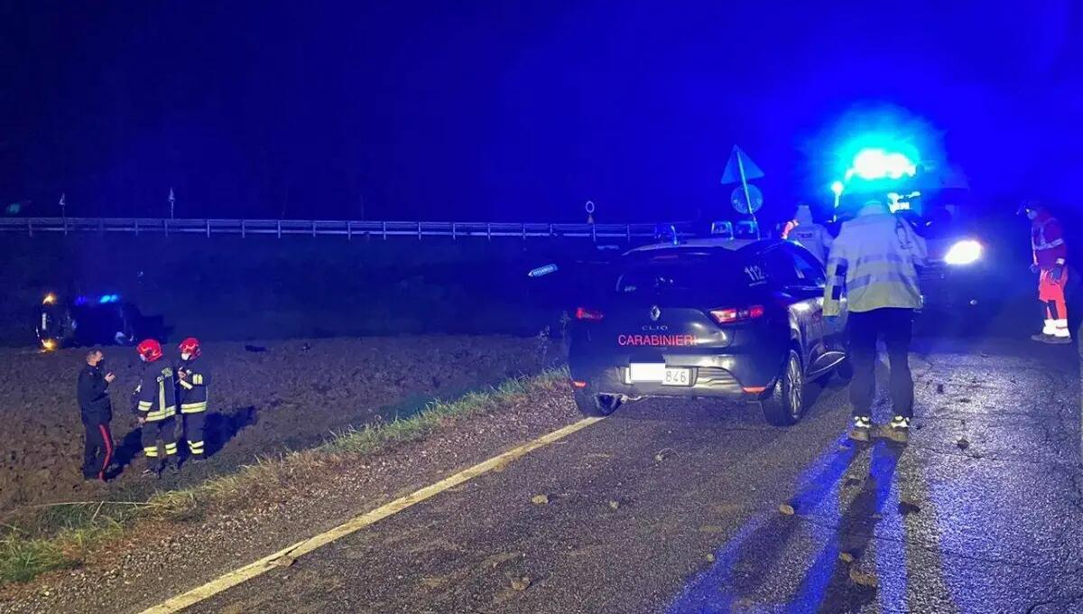 Sbanda, finisce in un campo e rompe un tubo per irrigazione - 