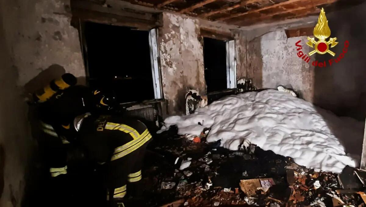 Incendio distrugge  un appartamento, condominio evacuato - 