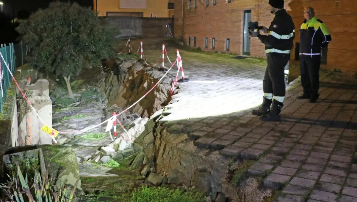 Sprofonda per due metri il cortile di un condominio: pompieri sul posto - 