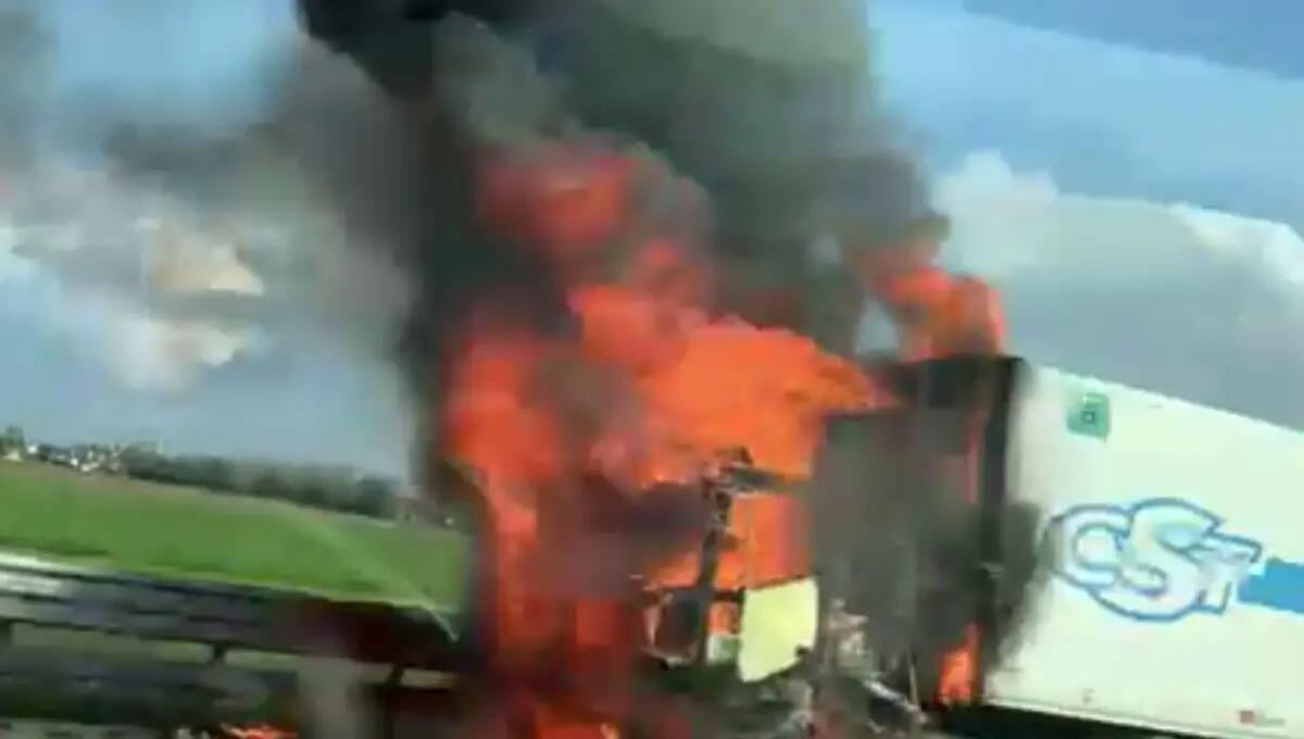 Incendio in A23, Tir  metano avvolto dalle fiamme: chiusa l’autostrada - 