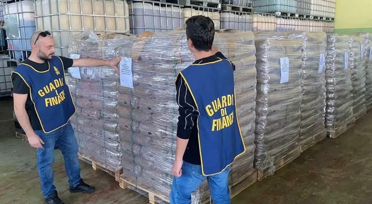 Pellet dalla Turchia (al Nordest) venduto online senza etichette: maxi sequestro di 23 tonnellate - 