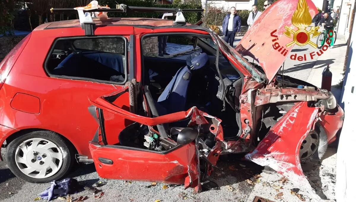 Fiat Punto piomba contro il muro di una casa: 4 feriti, gravissimo 25enne - 