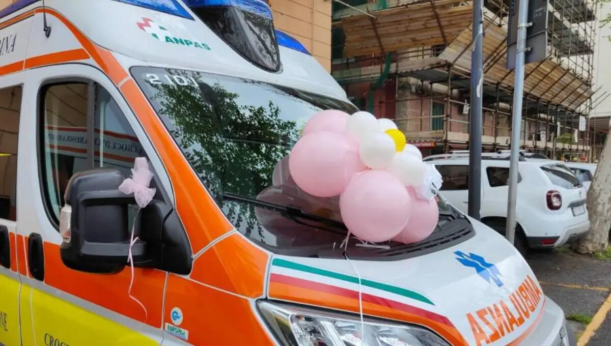 La bimba ha fretta di nascere, fiocco rosa in ambulanza - 