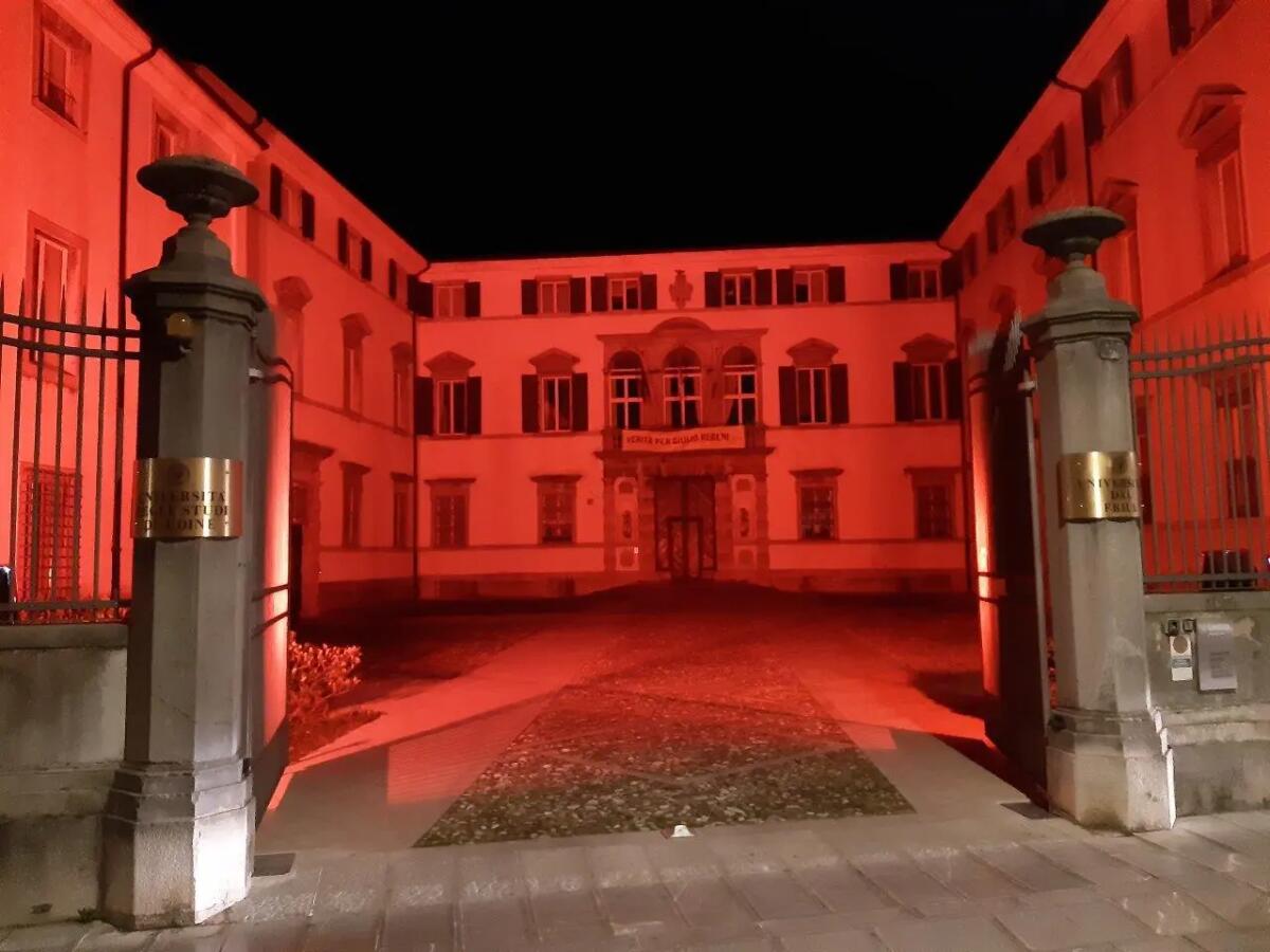 Palazzo Florio a Udine in rosso per la Giornata contro la violenza sulle donne - 