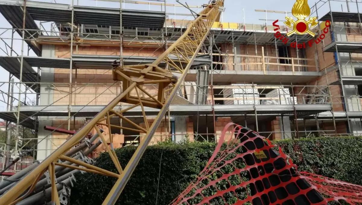 Crolla una gru edile, tragedia sfiorata: nessun ferito - 