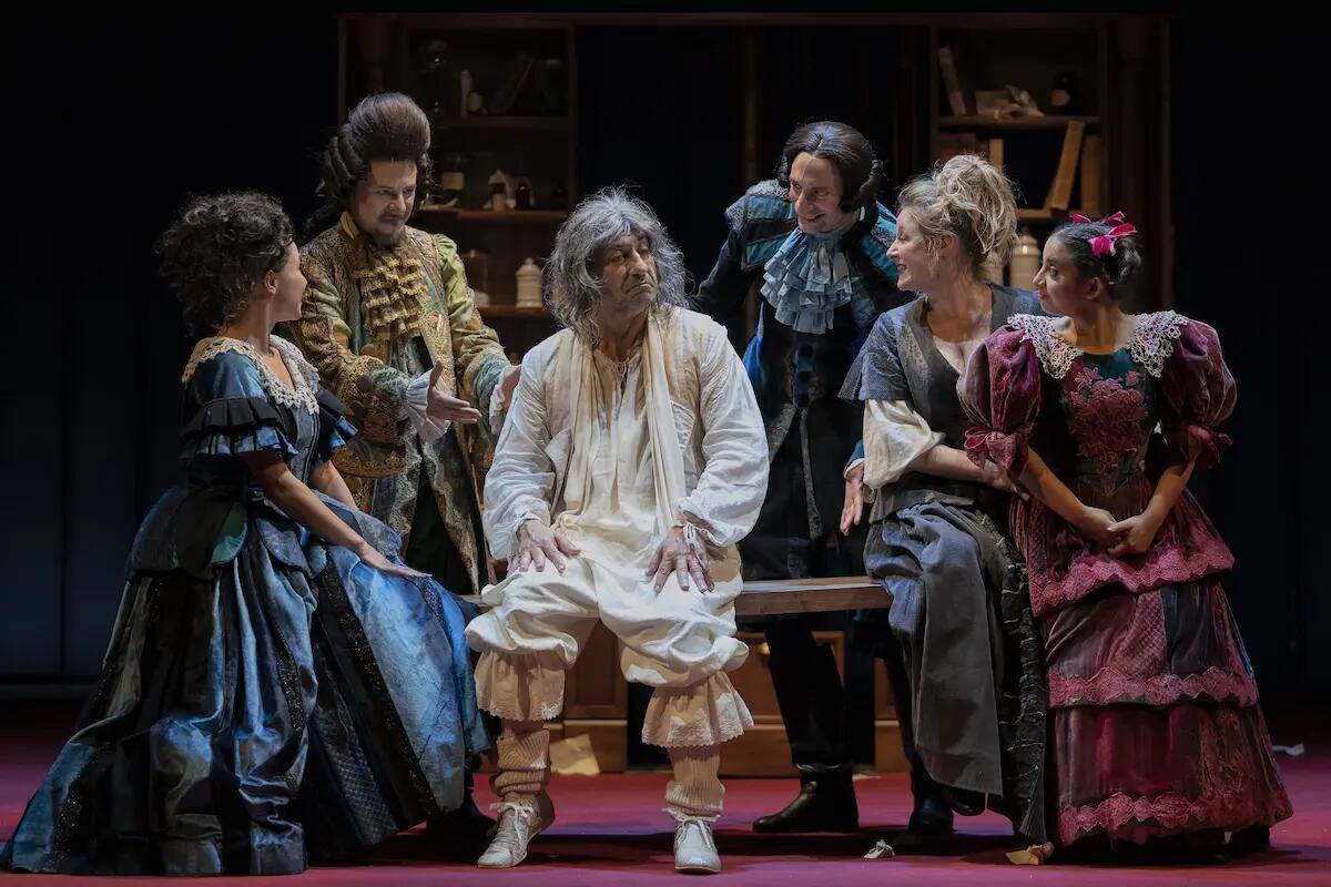 Emilio Solfrizzi è il Malato immaginario: Il capolavoro di Molière in scena al Teatro Nuovo Giovanni da Udine - 