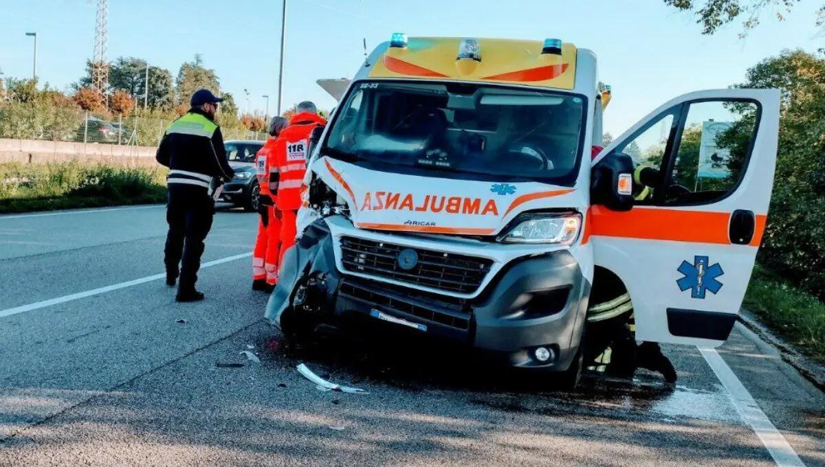 Scontro tra auto ed ambulanza con paziente a bordo: 4 feriti - 
