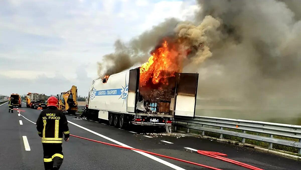 Incendio in A23, serbatoi Gas messi in sicurezza: bonifica in corso | LE FOTO - 