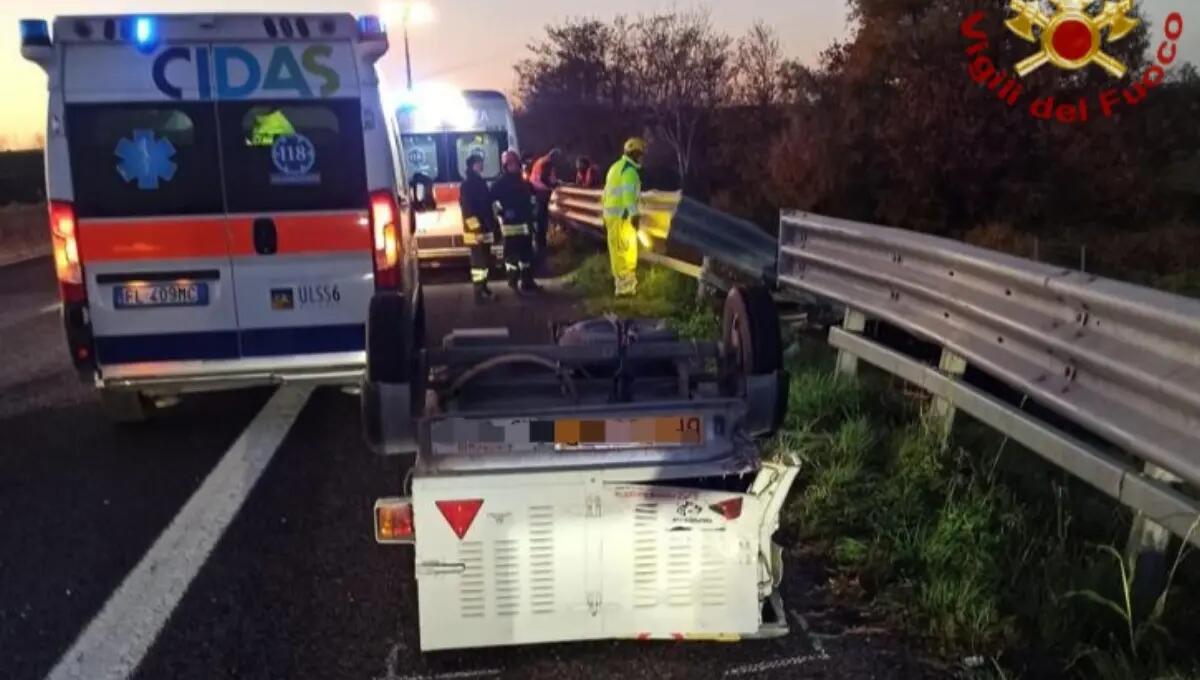 Incidente in autostrada: 3 persone ferite, soccorsi anche 5 cani - 