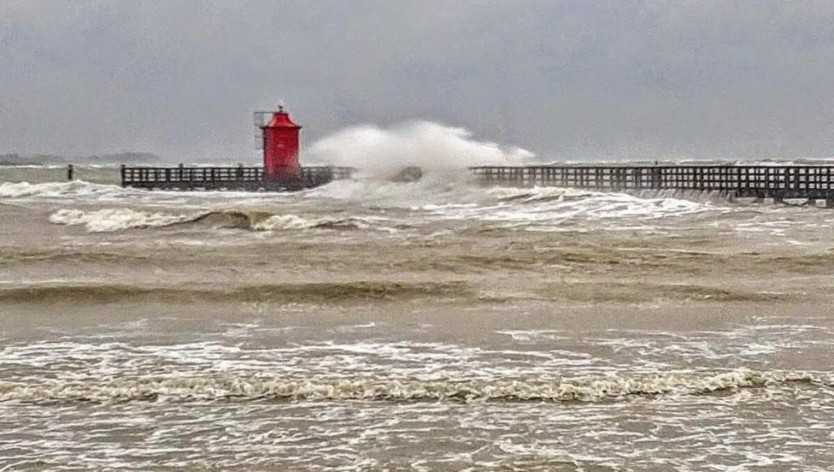 Lignano, la mareggiata al faro rosso: le onde alte invadono il pontile - FOTO - 