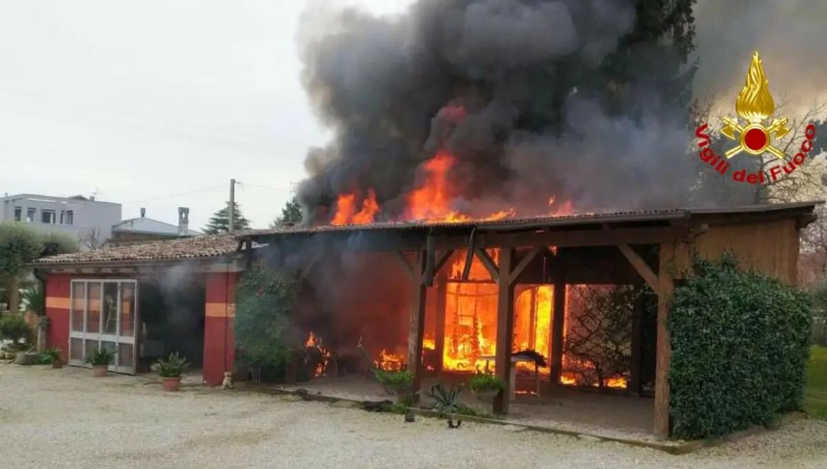 Incendio a Borgoricco, distrutto un deposito di attrezzi - 