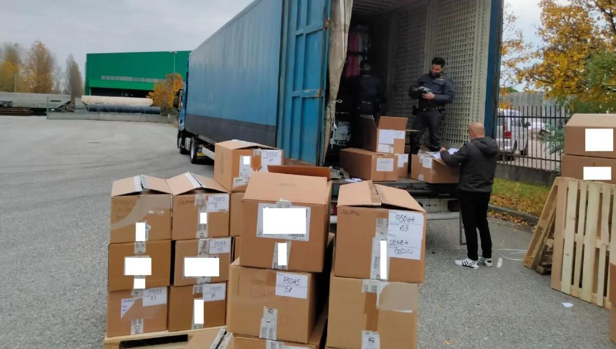 Falso 'Made in Italy' dalla Bulgaria: 75mila capi di abbigliamento «tarocchi» - 
