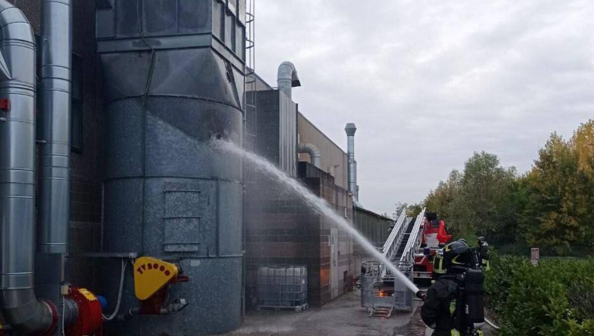 Azzano Decimo, a fuoco il silos di un'azienda: intervento dei pompieri - 