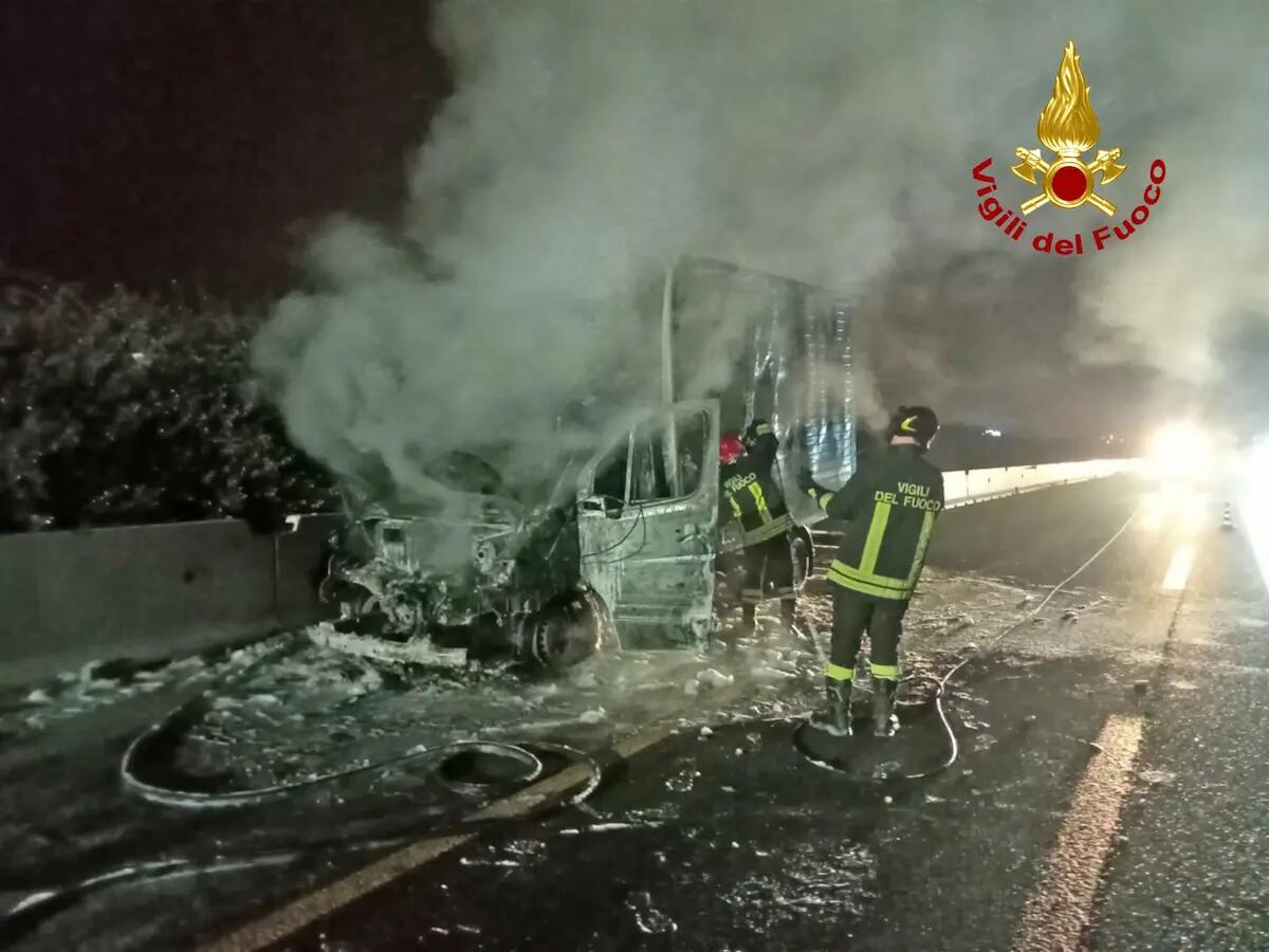 Pauroso incendio in A4, furgone distrutto dalle fiamme - 