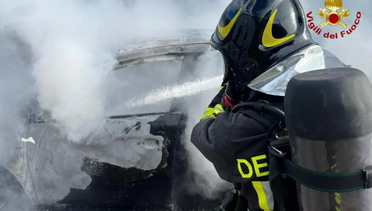 L'auto a Gpl avvolta dalle fiamme, vigili del fuoco in azione Caneva - 