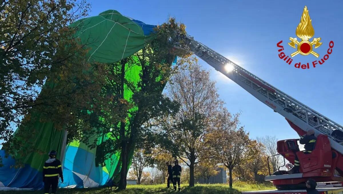 Paura a Sedegliano, mongolfiera finisce contro un albero | LE FOTO - 