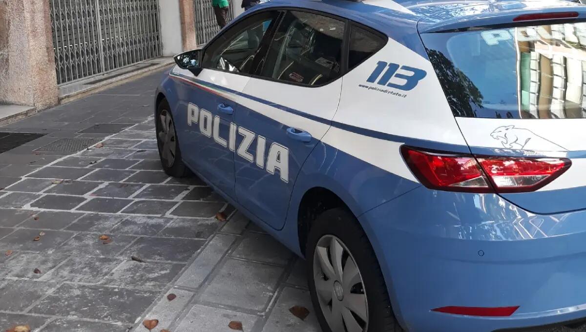 Lancia la bicicletta contro la polizia per sfuggire al controllo: denunciato 21enne spacciatore - 