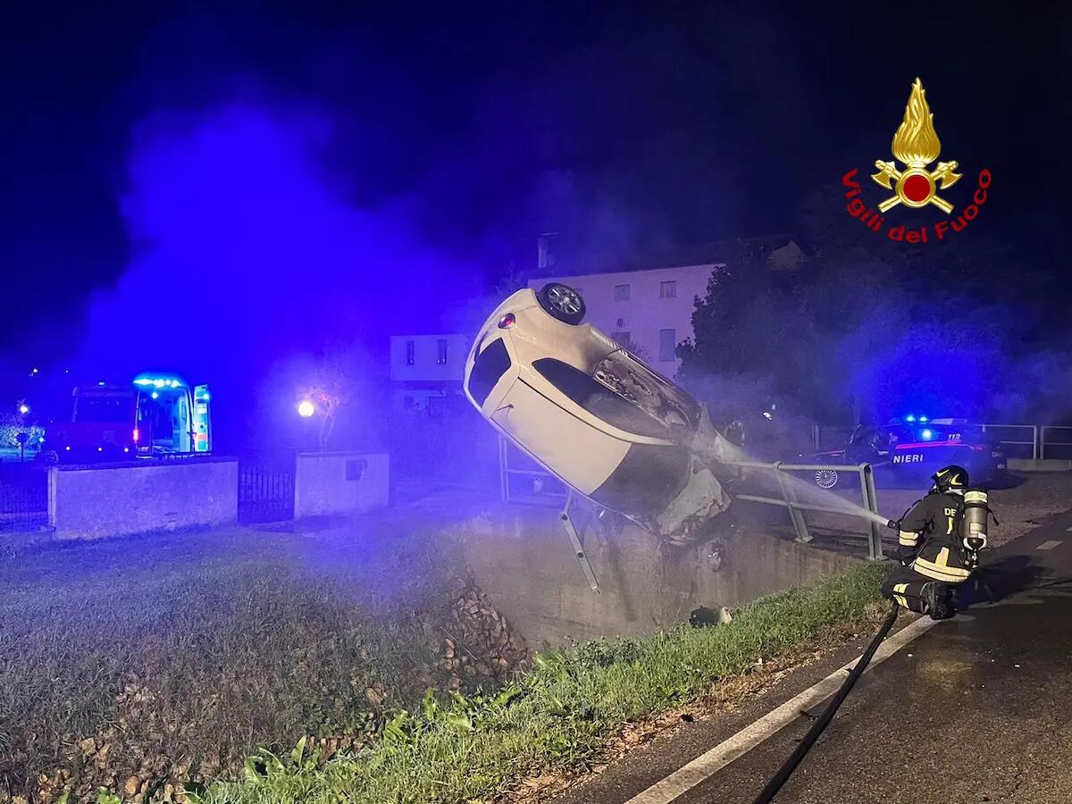 Auto in fiamme dopo un'incidente stradale, in salvo il conducente 22enne - 
