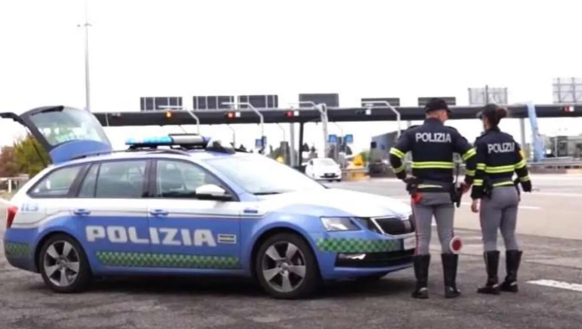 Abbatte con il Tir alcuni manufatti in A4 e fugge: positivo alla droga - 