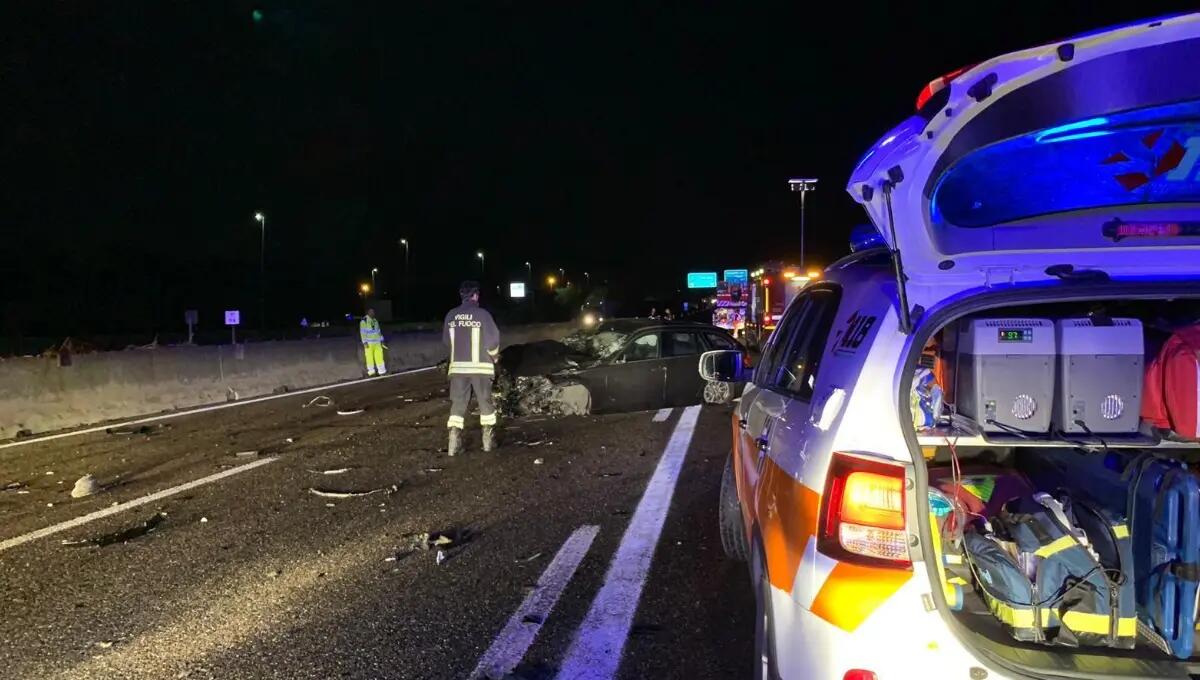 Si schianta con il furgone in A23: 8 feriti, anche 2 bimbi - 