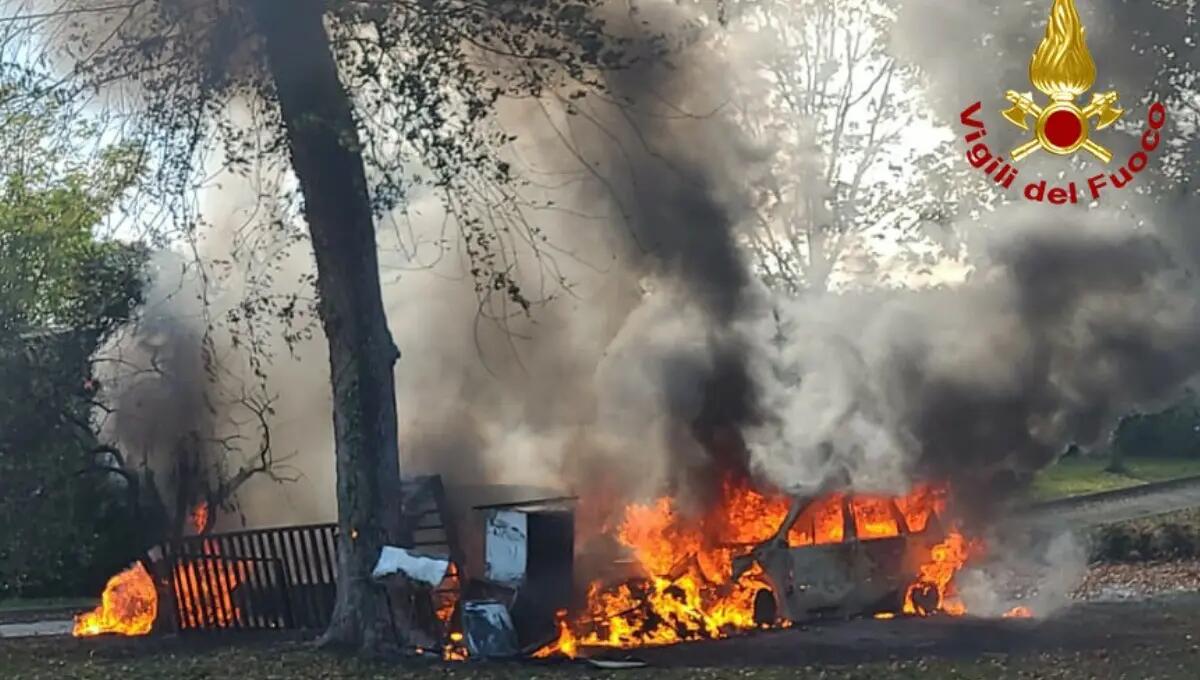 A fuoco 4 auto parcheggiate sotto ad un albero: distrutte - 
