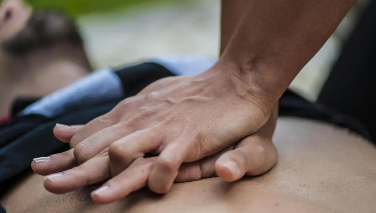 Ha un infarto in casa, salvato dai familiari guidati al telefono - 