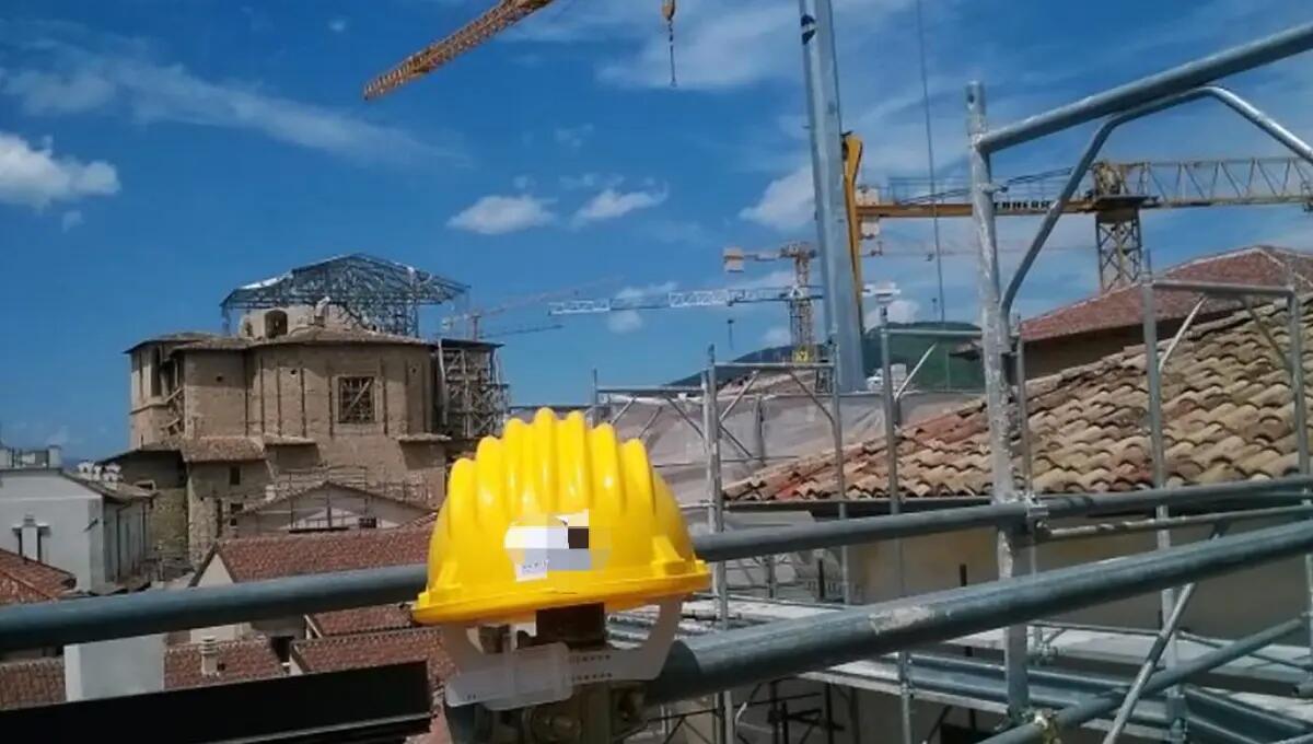 Cade da 6 metri nel cantiere e rimane infilzato da un ferro: grave 60enne - 