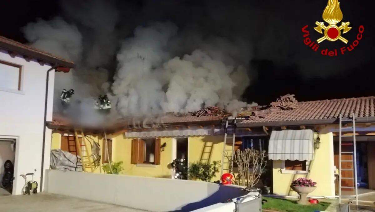 Incendio a Cordenons, a fuoco una villetta: famiglia evacuata - 