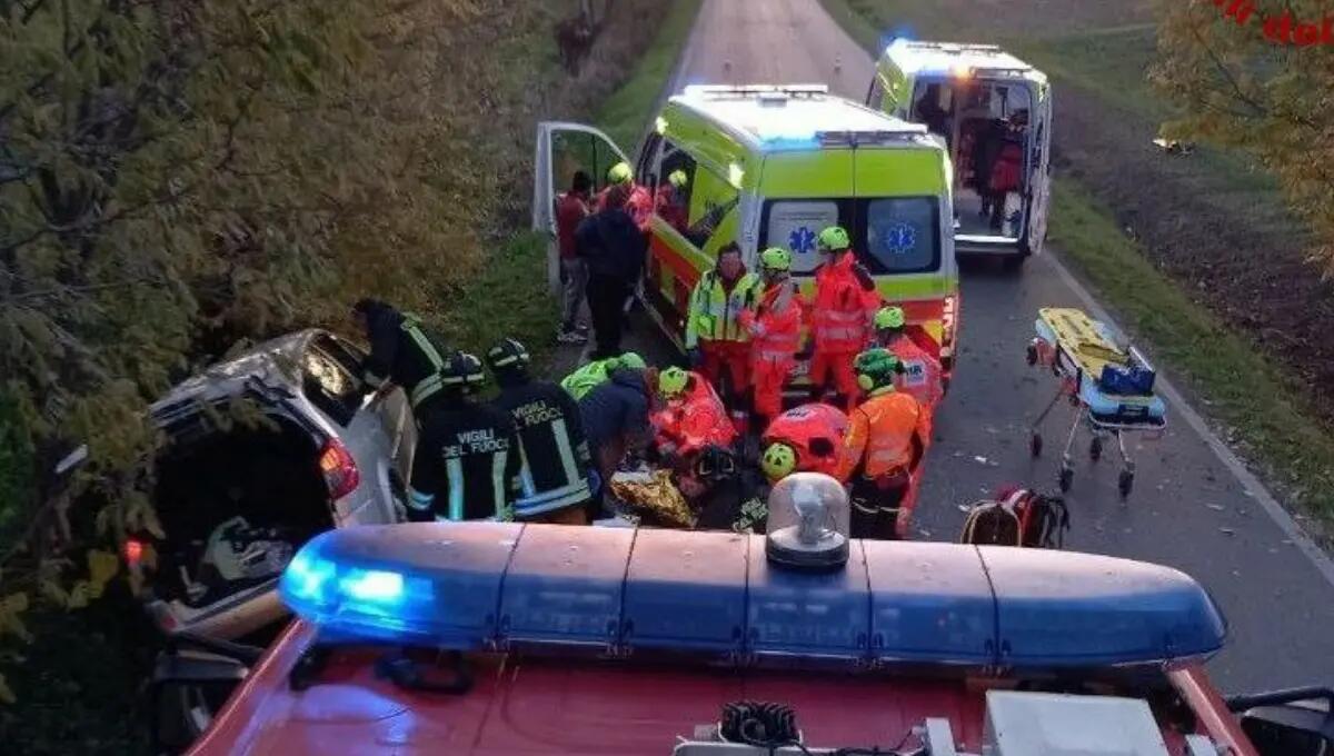 Sbanda con il furgone e finisce nel fossato: 7 feriti - 