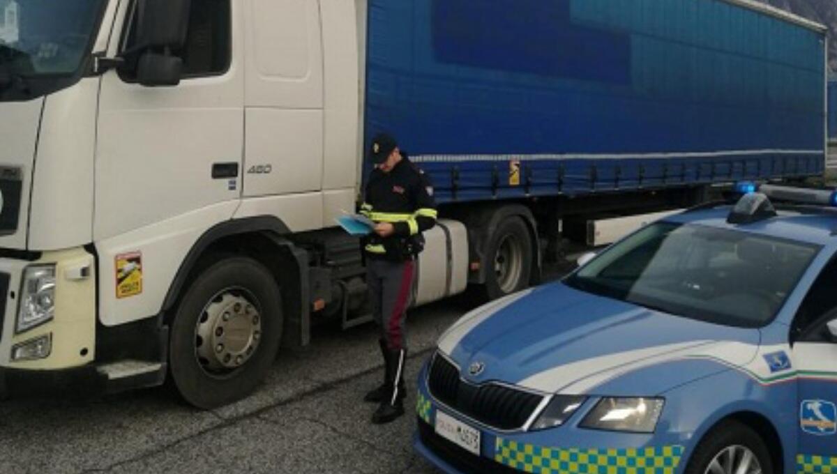 Ubriaco e a tutta velocità alla guida del Tir in A23: denunciato 55enne - 