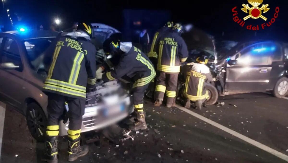 Violento scontro frontale a San Giorgio di Nogaro: 3 feriti, incastrati tra le lamiere - 