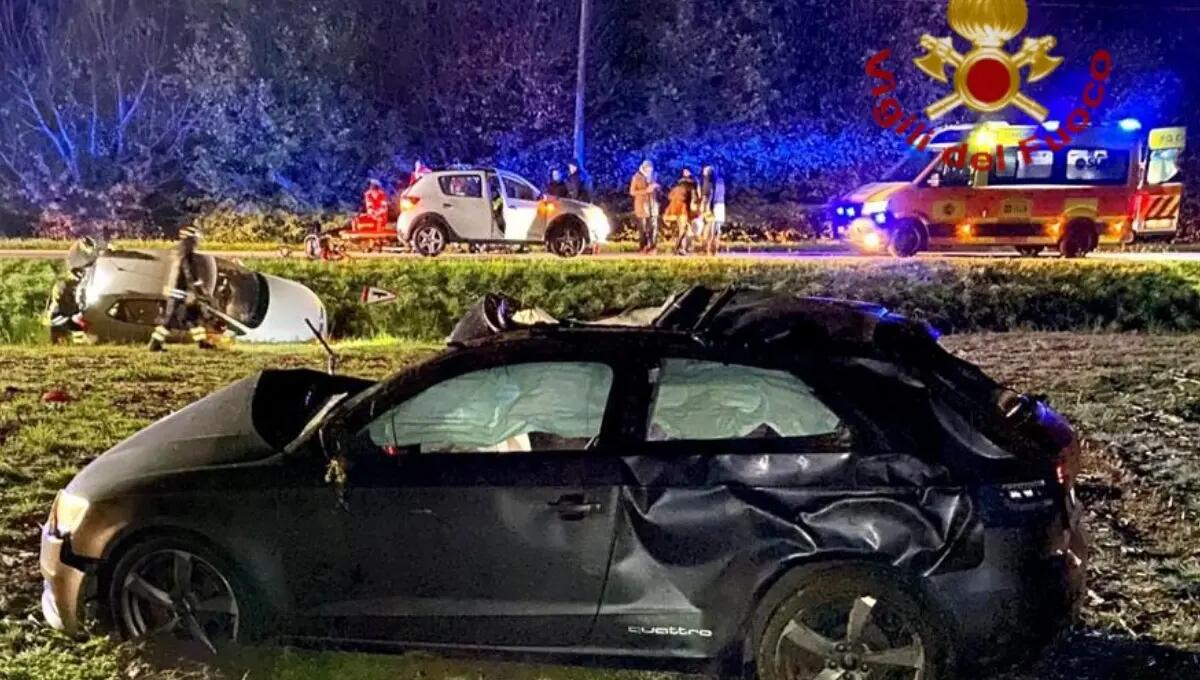 Violento scontro tra 3 auto nella notte: un ferito grave -