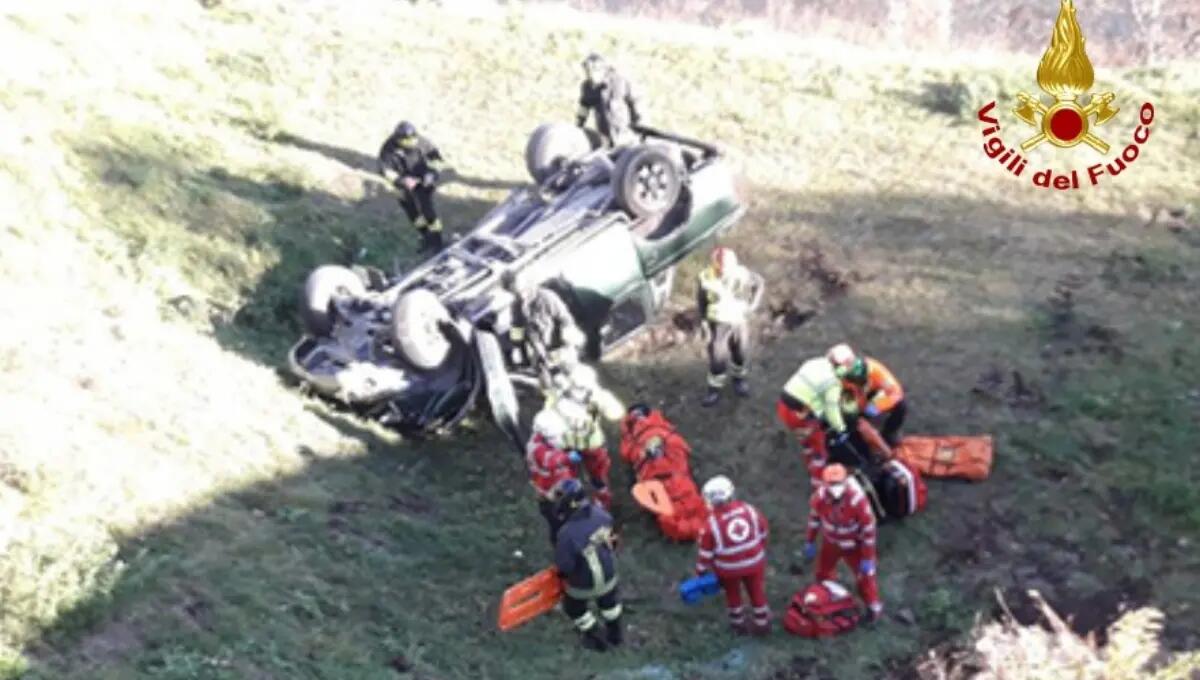 Precipita con l'auto per 10 metri nel dirupo: ferito il conducente - 