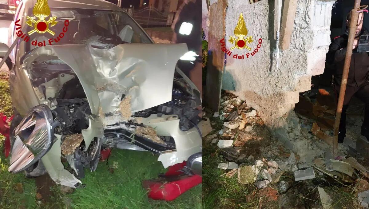 Sbanda con l'auto e finisce contro il muro di una casa: grave un uomo - 