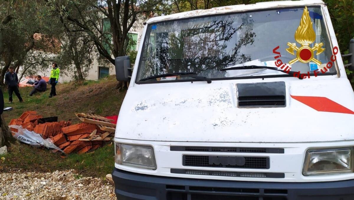 Travolto dal furgone carico di tegole: morto operaio 50enne - 