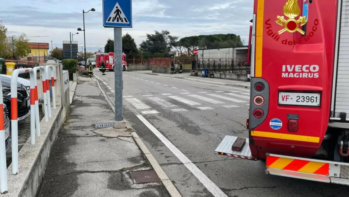 Cassola, trancia un tubo del gas con l'auto e si allontana - 