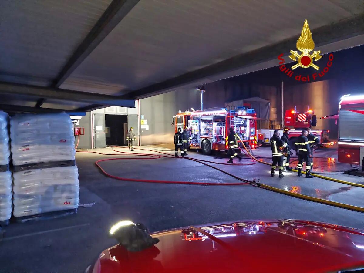 Grave incendio in un'azienda di Brendola, fortunatamente nessun ferito - 