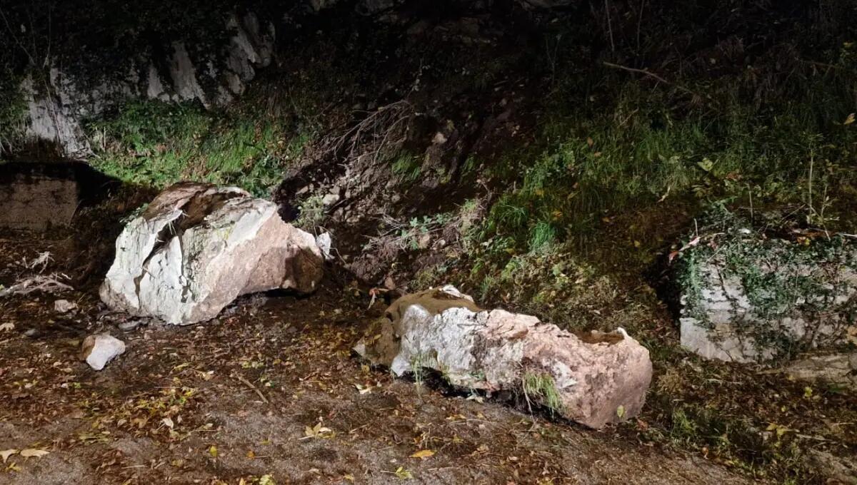 Caduta massi, ordinanza del sindaco: chiusa la strada a Savogna - 