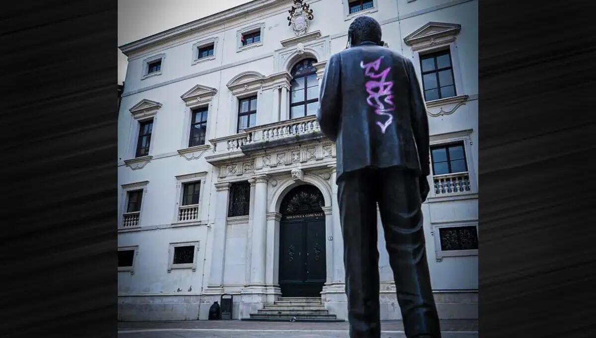 Inaugurata e già imbrattata la statua di Carlo Sgorlon - 