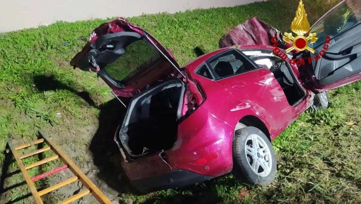 Perde il controllo dell'auto e finisce nel fossato: gravissimo un uomo - 