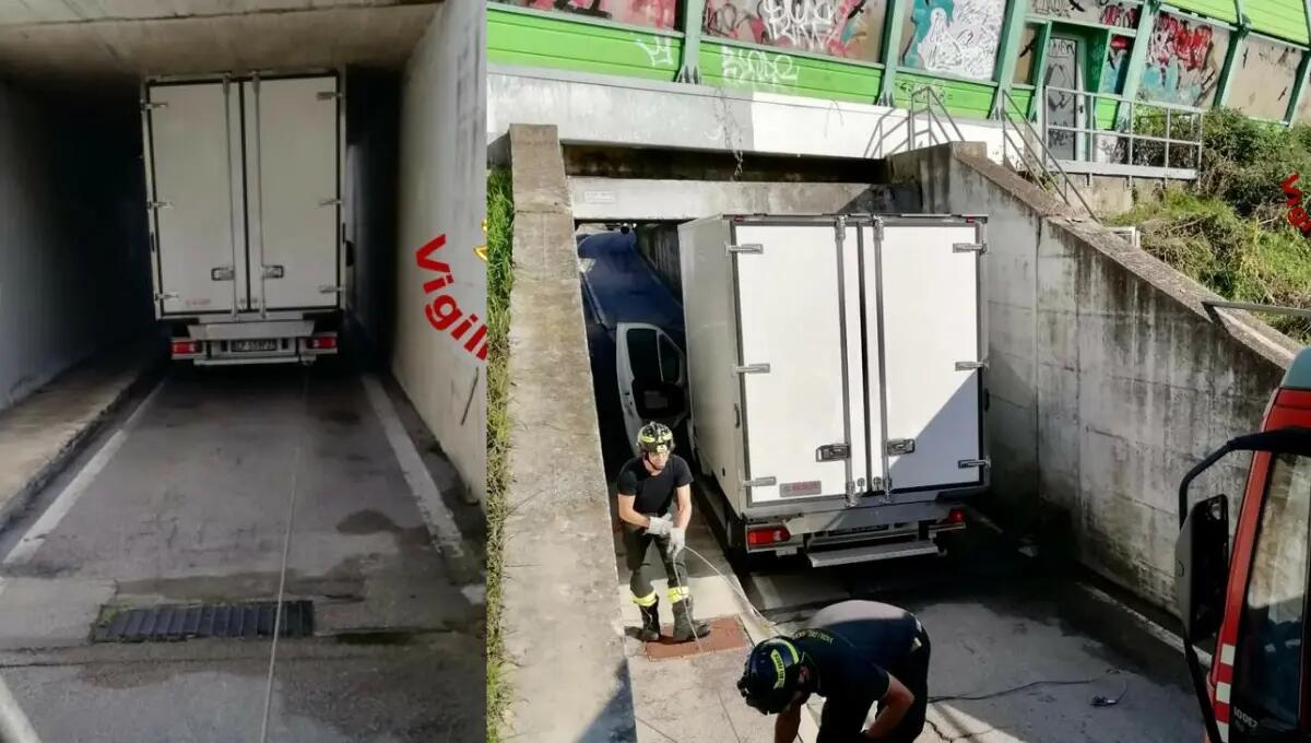 Furgone 'sbaglia' le misure e rimane incastrato nel sottopassaggio - 