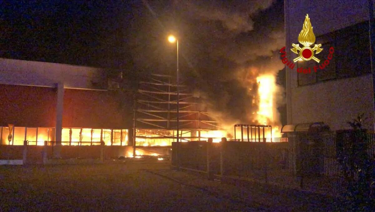Maxi incendio nella notte in un capannone di 10mila mq - 