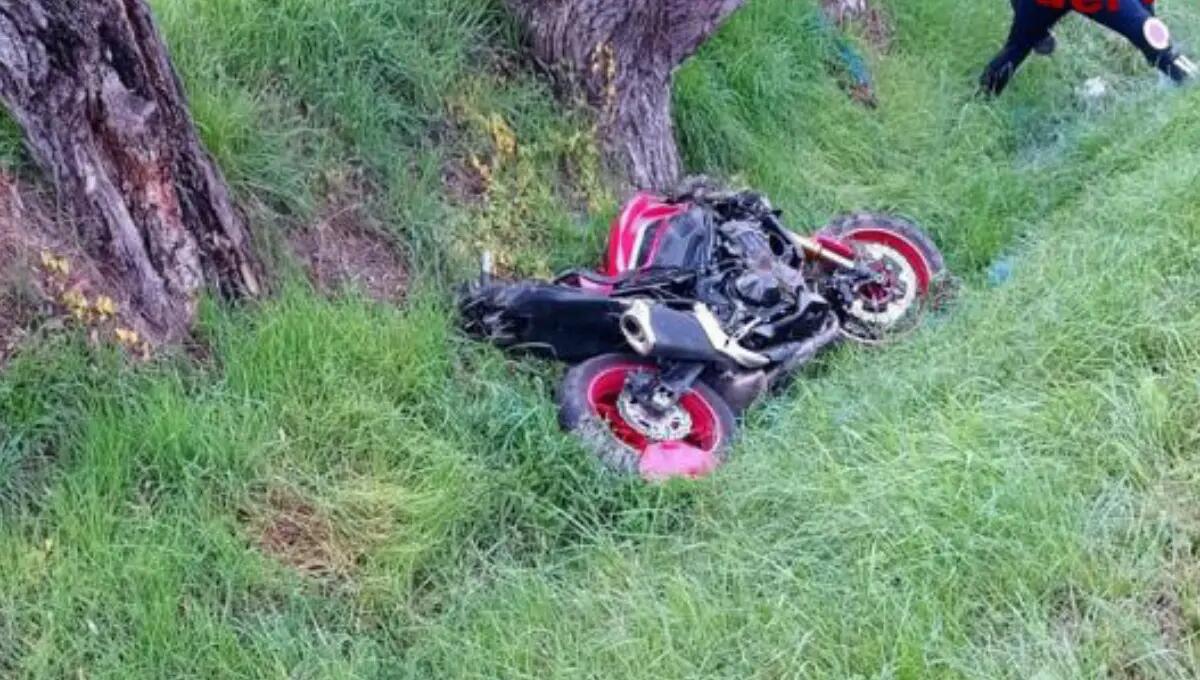 Sbanda con la moto a 300 metri da casa: morto Emanuele Piccolo - 