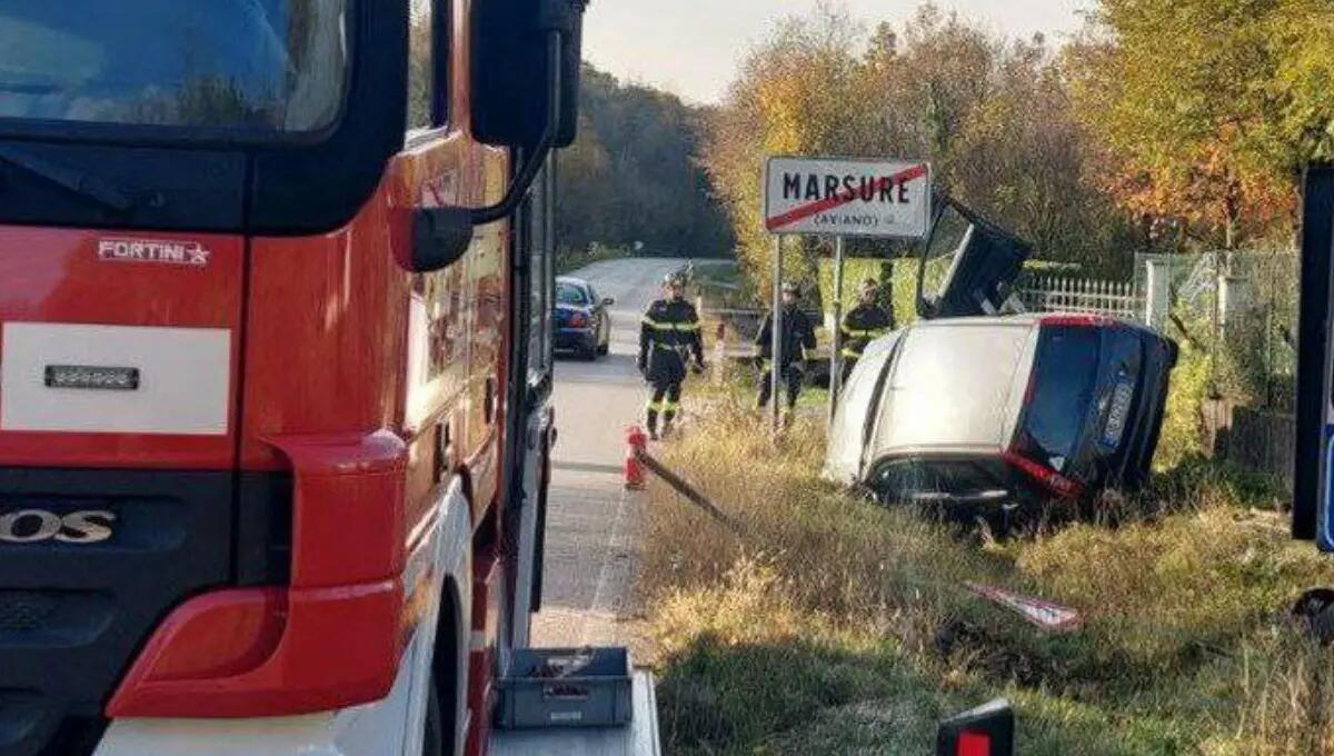 Scontro tra due auto ad Aviano, una finisce nel fossato - 