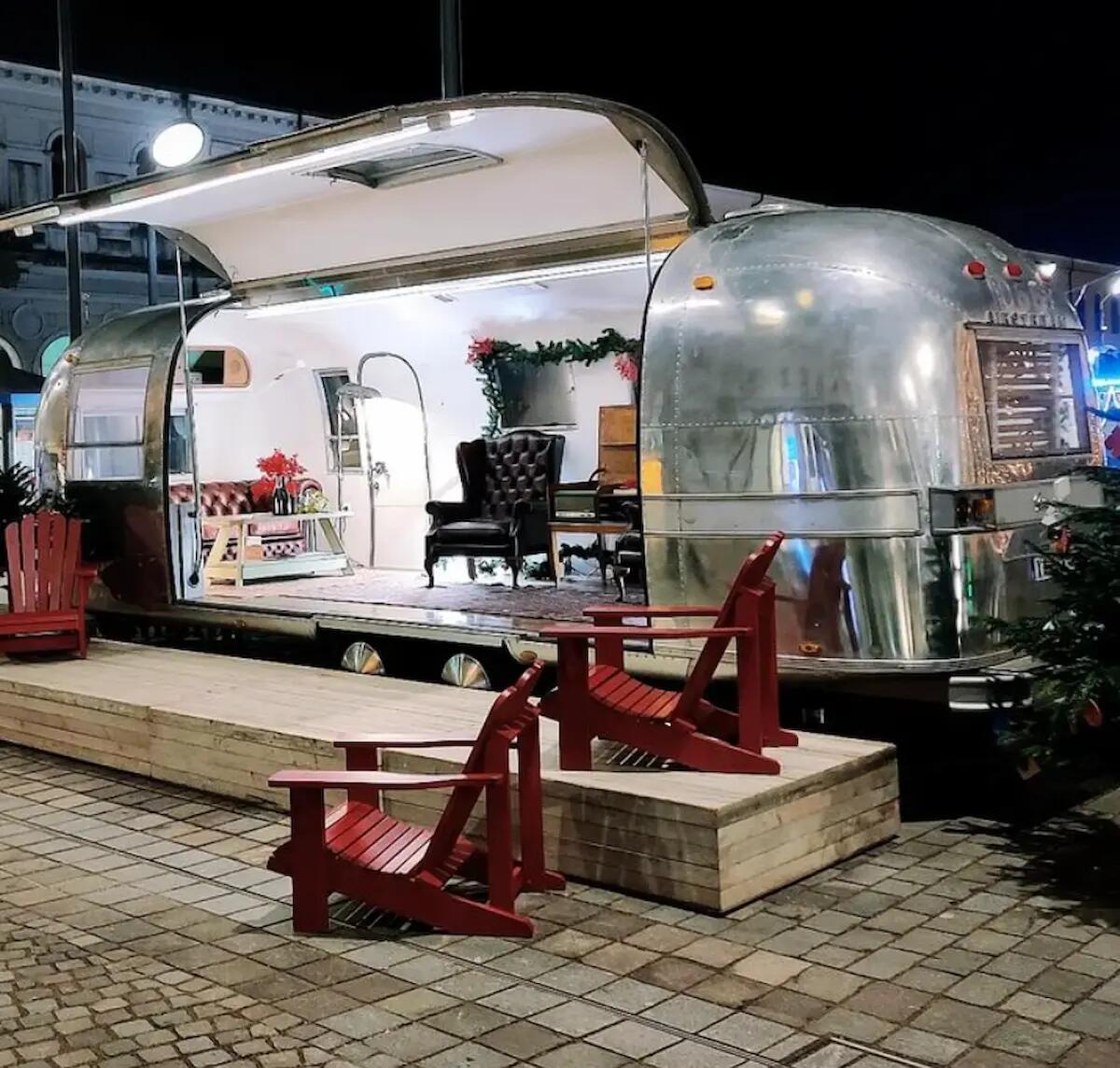 Torna l’iconico Airstream di Natale "Una stanza in città" per un mese regalerà relax, giochi, concerti - 