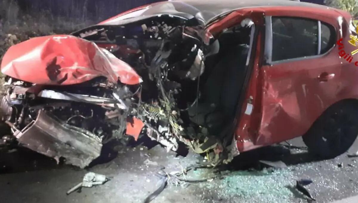 Si schianta con l'auto contro un platano: morto il 26enne Riccardo Faggin - 