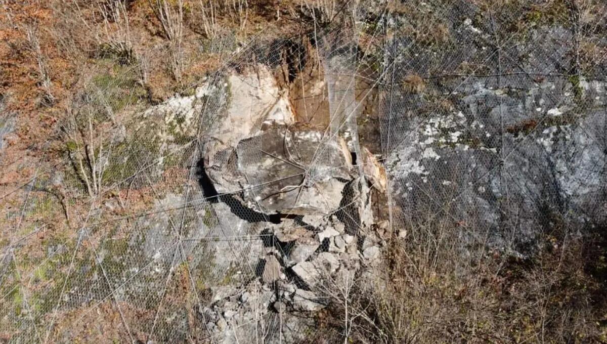 Caduta massi, chiusa la SR 355 in comune di Forni Avoltri - 