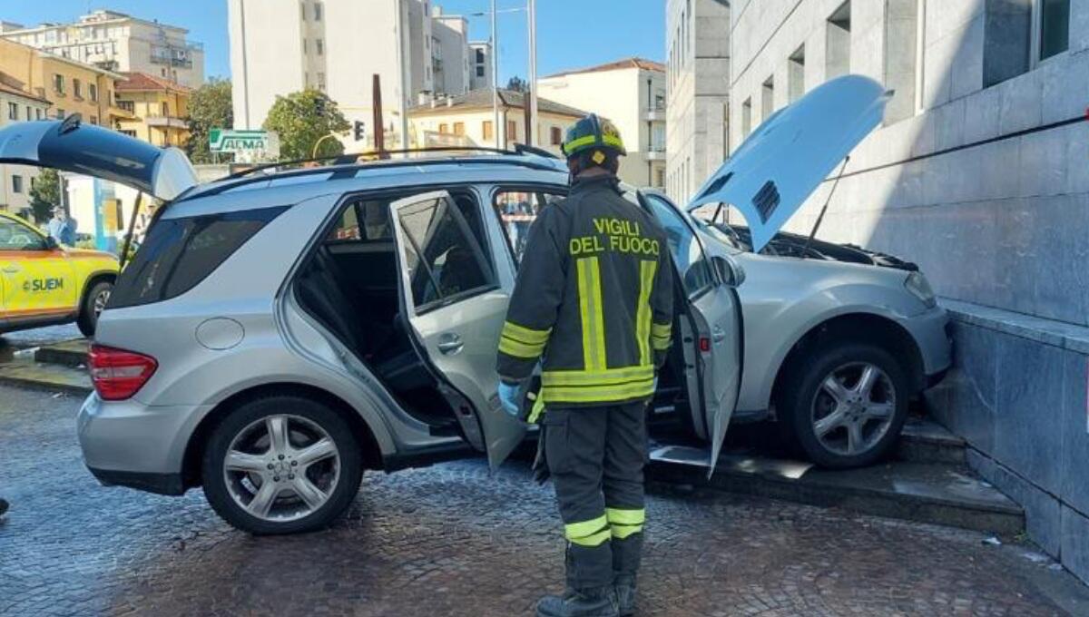 Malore al volante, finisce con l'auto contro un muro - 