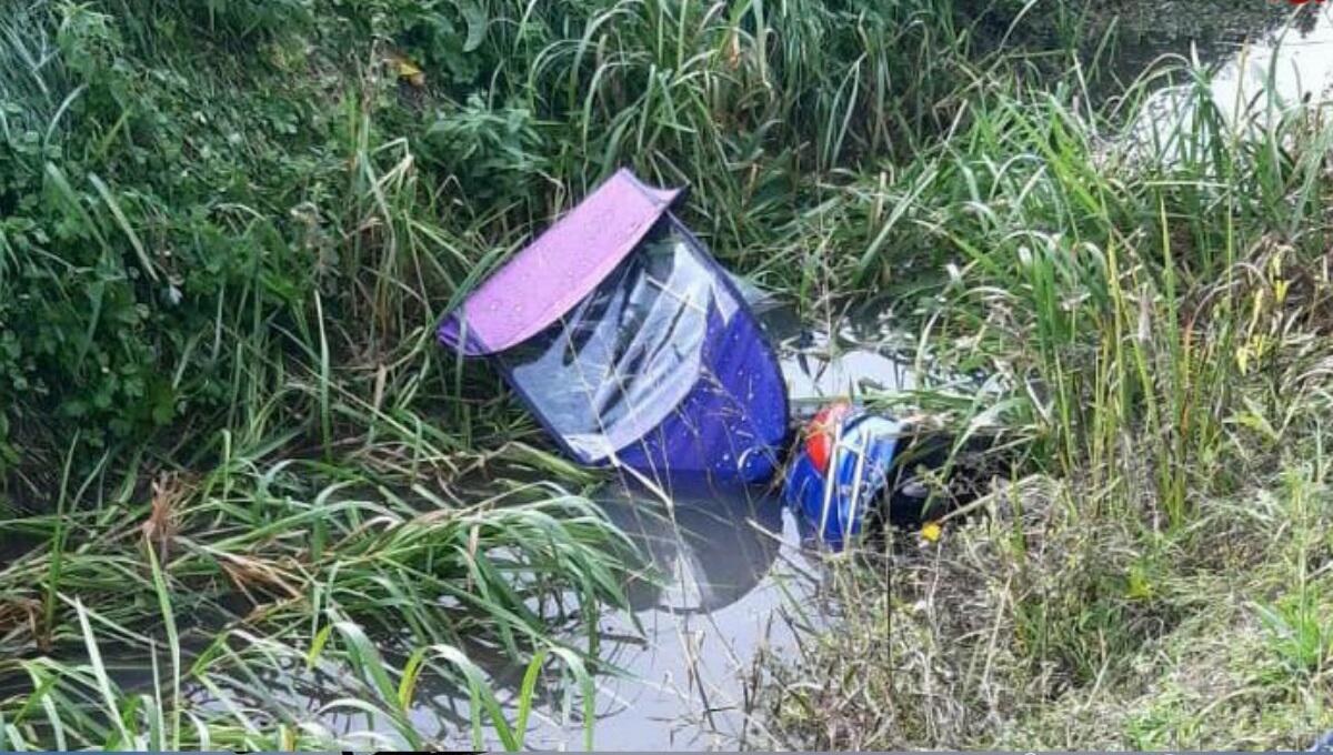 Finisce con la carrozzina nel canale di scolo: soccorso 80enne disabile - 