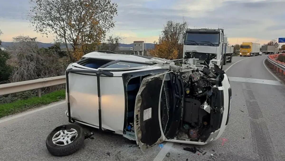 Scontro tra auto e 2 mezzi pesanti: bimba e nonna ferite - 